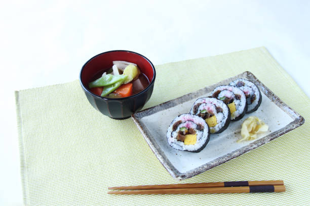 rollo de sushi - maki sushi japanese culture food and drink still life fotografías e imágenes de stock