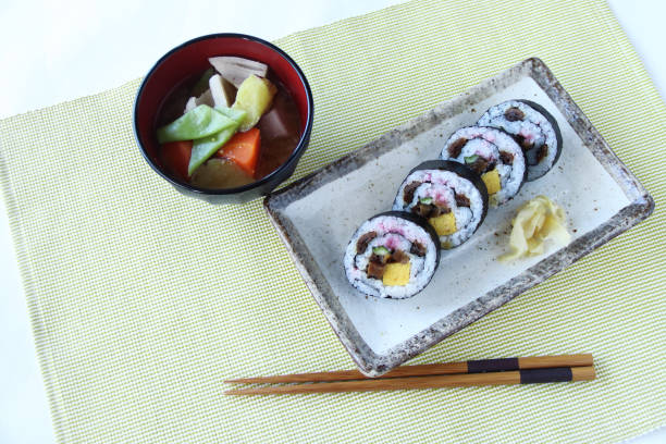 rollo de sushi - maki sushi japanese culture food and drink still life fotografías e imágenes de stock