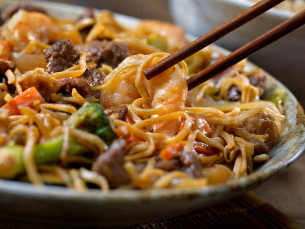 garnelen und rindfleisch chow mein - canada rice stock-fotos und bilder