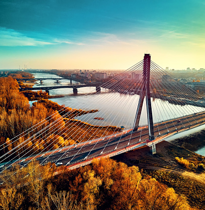 Hermosa vista panorámica del atardecer del dron aéreo al centro de la ciudad de Varsovia con rascacielos y puente Swietokrzyski (En: Puente de la Santa Cruz) - es un puente atirantado sobre el río Vístula en Varsovia, Polonia photo