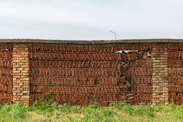 забор с кирпичами и плиткой - roof tile nature stack pattern стоковые фото и изображения