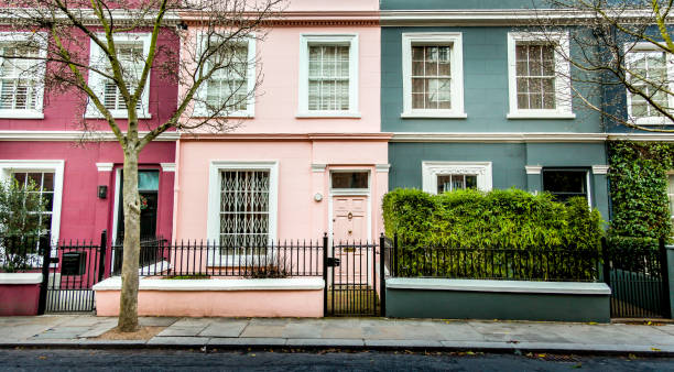 beautiful traditional british terraced houses - row house architecture tourism window imagens e fotografias de stock