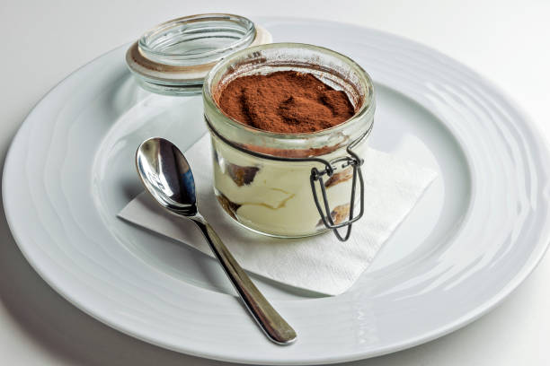 porcja deseru tiramisu w słoiku - tiramisu dessert italian culture spoon zdjęcia i obrazy z banku zdjęć