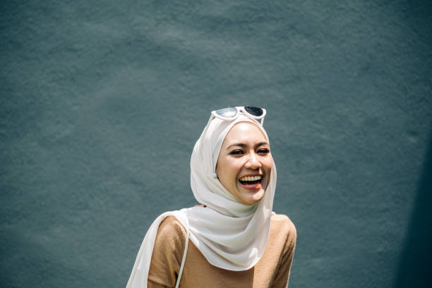 portret młodych kobiet z happy expression - veil women islam religious veil zdjęcia i obrazy z banku zdjęć
