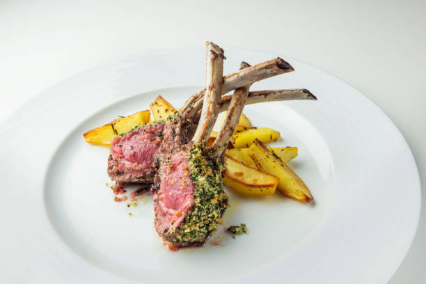 stojak z jagnięciny z ziołami i pieczonymi ziemniakami - rack of lamb chop cutlet food zdjęcia i obrazy z banku zdjęć