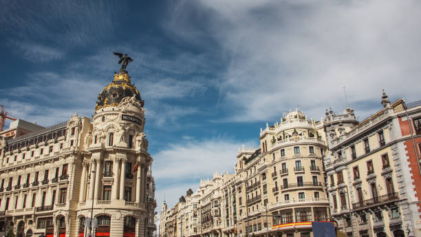 gran vía y calle de alcalá, madrid, españa - metropolis building fotografías e imágenes de stock