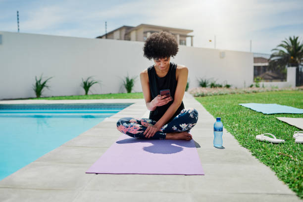 this yoga app really works - swimming pool water people sitting imagens e fotografias de stock