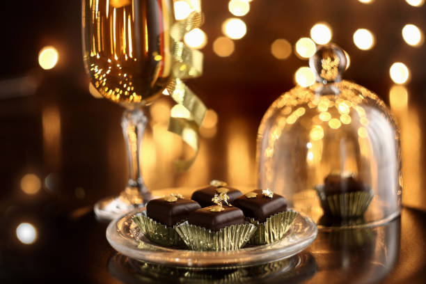 シャンパンとミニケーキのグラス、選択的な焦点とクリスマスや新年の組成物 - champagne celebration glass black ストックフォトと画像