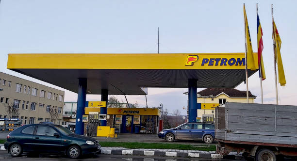 estación de combustible perteneciente a petrom - omv fotografías e imágenes de stock