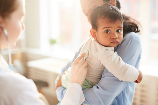 medico che esamina il bambino - malattia foto e immagini stock