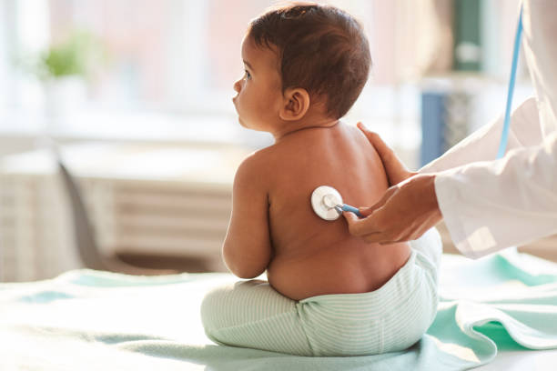 enfant en bas âge étant examiné par le docteur - stethoscope medicine doctor illness photos et images de collection