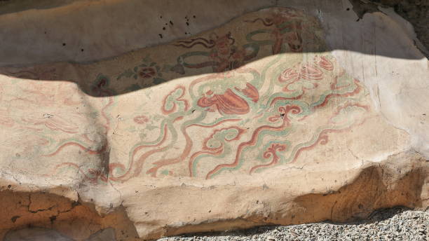 resti di affreschi dipinti- grotte buddiste mogao all'esterno. dunhuang-gansu provincia-cina-0612 - dugout foto e immagini stock