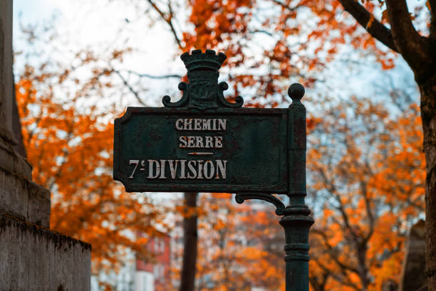 ein altes straßenschild auf dem berühmtesten friedhof von paris pere lachaise, frankreich. gräber verschiedener berühmter persönlichkeiten. goldener herbst über den ältesten gräbern. - lachaise stock-fotos und bilder