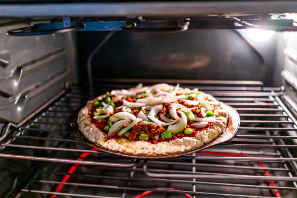 dentro do forno com rack e pizza caseira cozinhar cozimento com molho de tomate, coberturas pimentões verdes cebolas picadas com carne veganmo moída desmorona - pizza pastry crust oven meat - fotografias e filmes do acervo