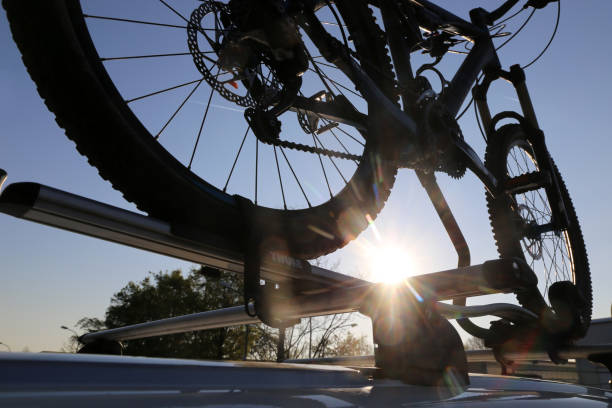 велосипед на велосипедной стойке - bicycle rack стоковые фото и изображения