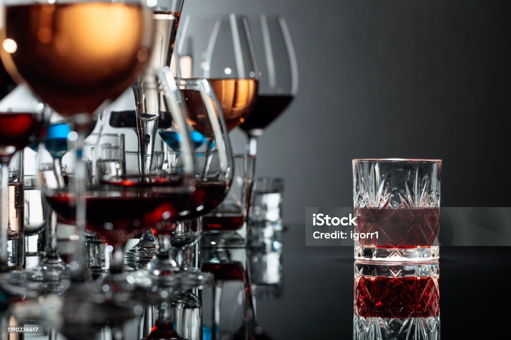 黒い反射背景にメガネで様々なアルコール飲料のセット。 - ワインのロイヤリティフリーストックフォト