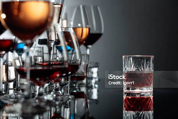 黒い反射背景にメガネで様々なアルコール飲料のセット - ワインのストックフォトや画像を多数ご用意 - ワイン, 乾杯, お祝い