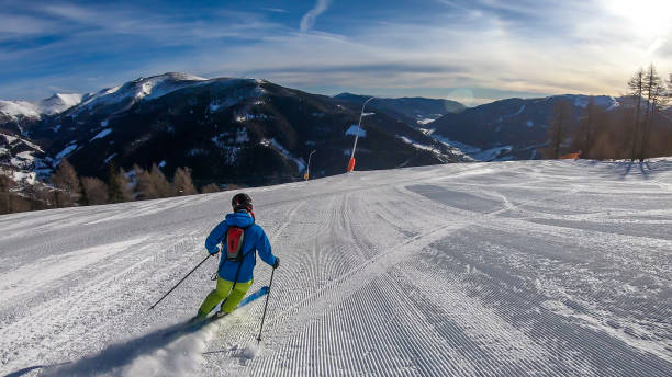 바트 클라인키르히하임 - 오스트리아 알프스의 아름다운 경관을 감상하며 스키를 타는 남자 - ski resort winter sport apres ski ski slope 뉴스 사진 이미지