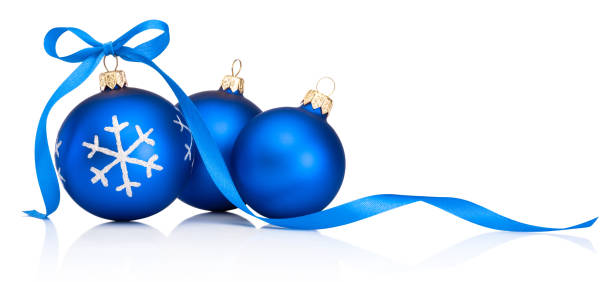 три синих рождественских украшения безделушка с лентой лук изолированы на белом фоне - gift christmas christmas present three objects стоковые фото и изображения