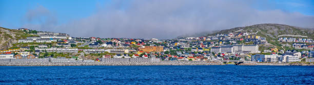 vue panoramique de la partie nord de hammerfest, la ville la plus septentrionale du monde, vue de la baie. kvaloya island, finnmark, norvège. - hammerfest photos et images de collection