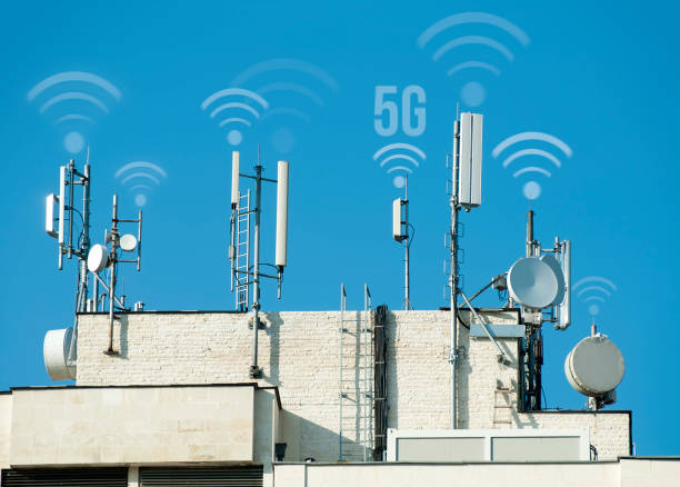5gアンテナとgsm送信機。高速5gインターネットのコンセプト - tower communications tower mobile phone antenna ストックフォトと画像