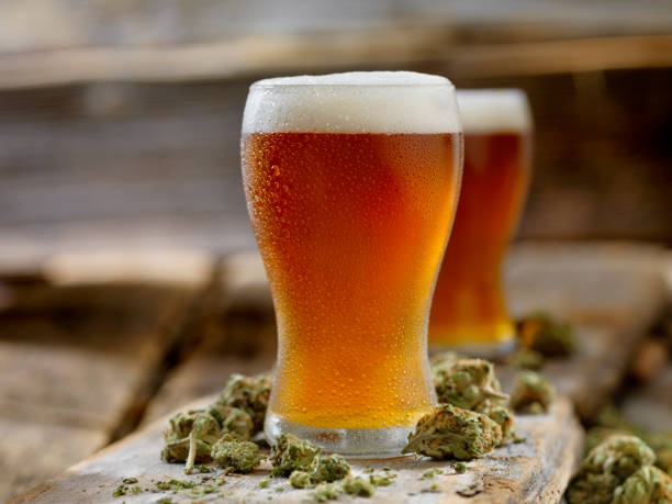 bière d'ambre infusée de cannabis - amber beer photos et images de collection