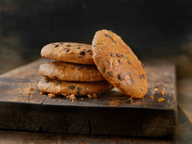 galletas de chip de chocolate sin gluten, bajas en carbohidratos y sin granos - chocolate chip cookie cookie chocolate stack fotografías e imágenes de stock
