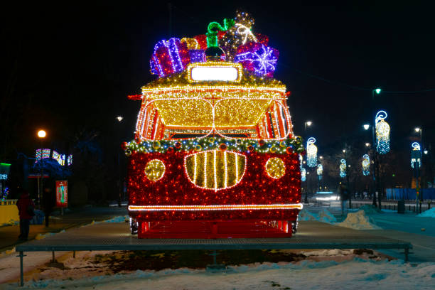 luces de navidad en un modelo de autobús clásico - public transportation winter bus front view fotografías e imágenes de stock