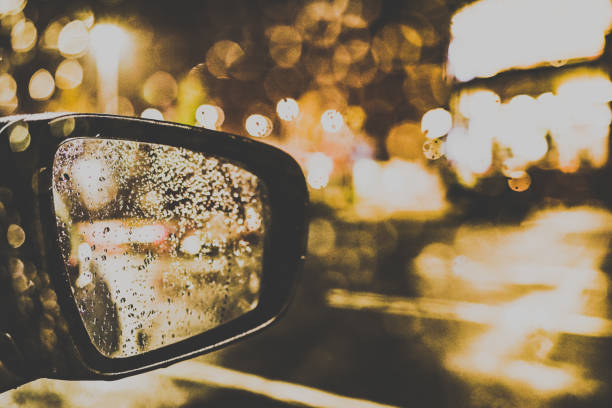 licht im außenspiegel eines autos in einer regnerischen nacht reflektiert - side view mirror audio stock-fotos und bilder