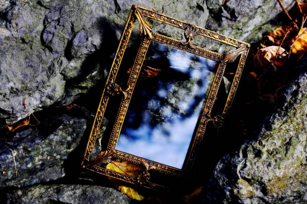 ein goldener verzauberter spiegel. ein spiegel für träume und wünsche. - spuk grafiken stock-fotos und bilder