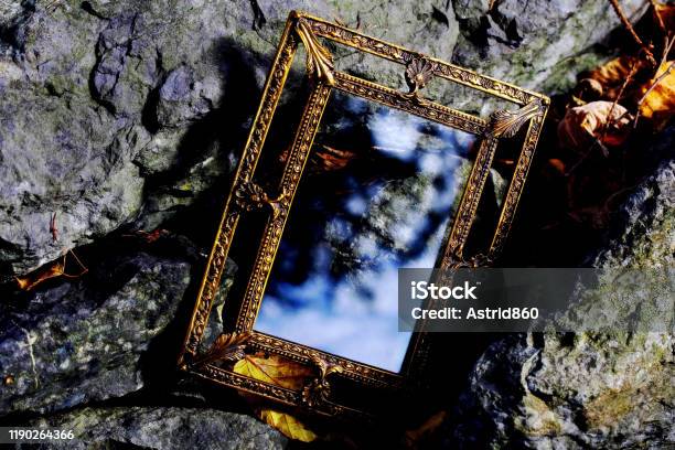 Ein Goldener Verzauberter Spiegel Ein Spiegel Für Träume Und Wünsche Stockfoto und mehr Bilder von Spiegel