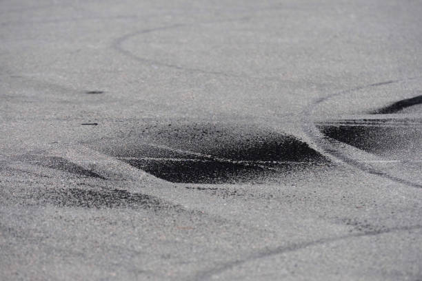 traços pretos da tração de borracha queimada feitos pela motocicleta no asfalto. distâncias de frenagem - skidding accident car tire - fotografias e filmes do acervo