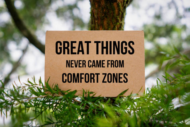 great things never came from comfort zones. paper card on nature. - motivação imagens e fotografias de stock