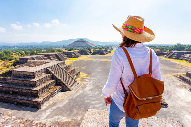 donna che osserva teotihuacan. - teotihuacan foto e immagini stock