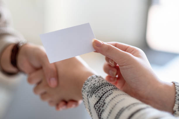 握手をしたり、空の名刺を交換したりする人々 - paper greeting card blank document ストックフォトと画像