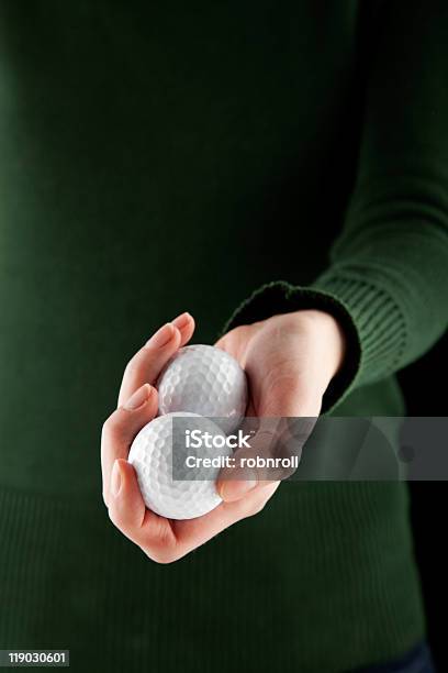 Nahaufnahme Schuss Von Eine Weibliche Hand Holding Zwei Golfbälle Stockfoto und mehr Bilder von Ausrüstung und Geräte