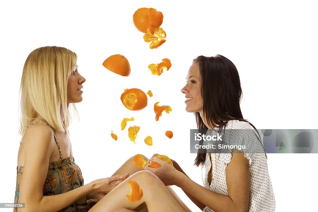 Zwei süße Zwillinge Mädchen Spaß unter orange Regen und isoliert - Lizenzfrei Abnehmen Stock-Foto