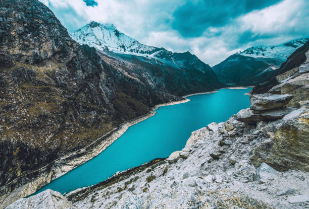 lago colorido turquesa da geleira nas montanhas dos andes em peru - mountain peru cordillera blanca mountain range - fotografias e filmes do acervo