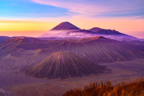 восход солнца на горе вулкана бромо в индонезии - bromo crater стоковые фото и изображения