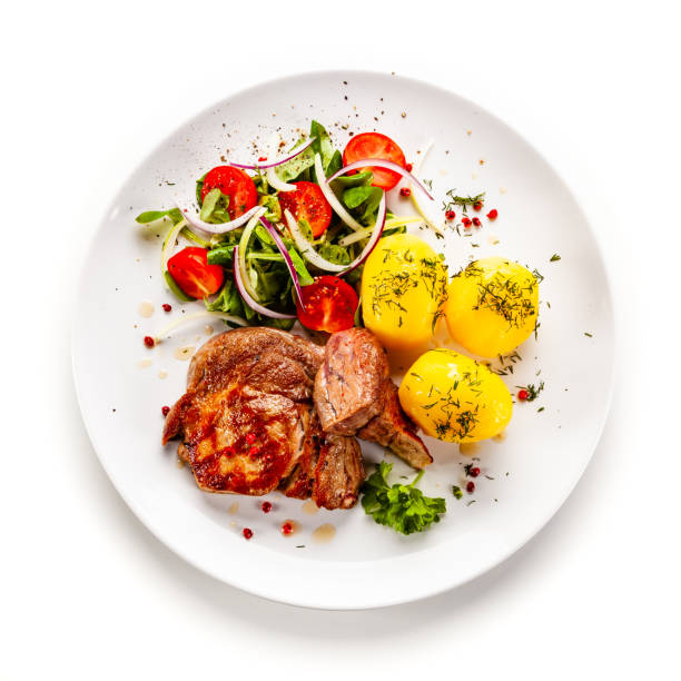 cerdo frito y verduras sobre fondo blanco - alimentos cocinados fotos fotografías e imágenes de stock