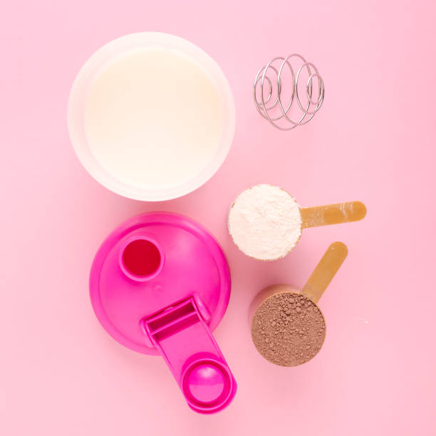protein mit einem shaker und frischer milch auf rosa hintergrund - low back stock-fotos und bilder