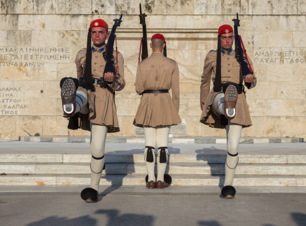 athenes, greece - 29 août 2019: les gens regardent la cérémonie officielle de la garde présidentielle (les soi-disant "evzones") en face du monument du soldat inconnu, près de la place syntagma à athènes, grèce. - syntagma square photos et images de collection