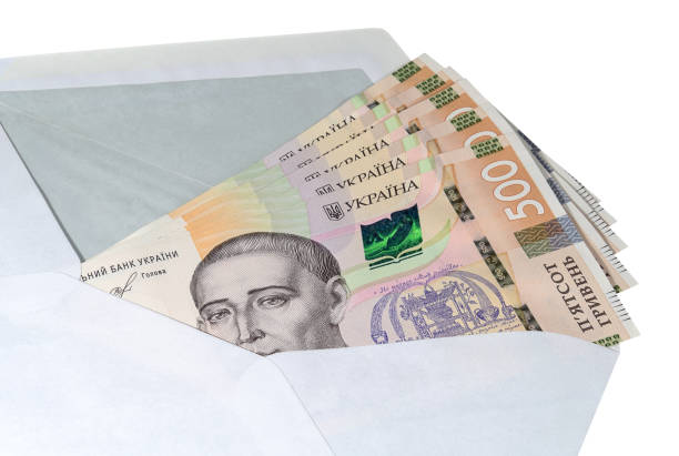 banknoty z pięciosetową ukraińską hrywien w papierowej kopercie - ukraine hryvnia currency paper currency zdjęcia i obrazy z banku zdjęć
