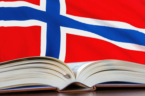 educação na noruega. livro aberto e bandeira nacional no fundo. - norwegian flag norway flag freedom - fotografias e filmes do acervo