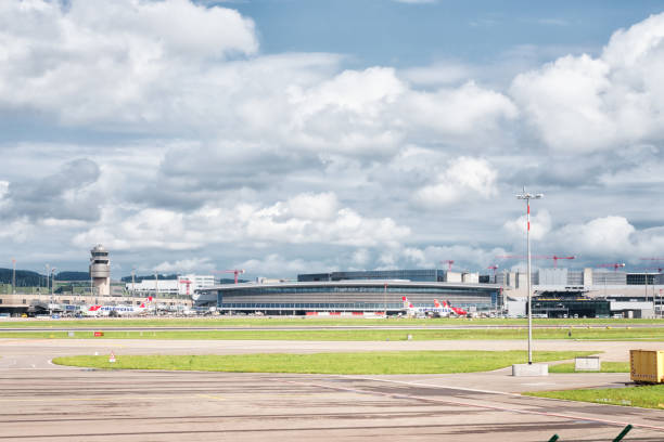 스위스 비행기와 공항 취리히의 본관 - swiss culture airplane airport business 뉴스 사진 이미지