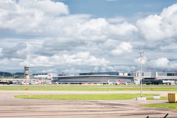 główny budynek lotniska w zurychu ze szwajcarskimi samolotami - swiss culture airplane airport business zdjęcia i obrazy z banku zdjęć