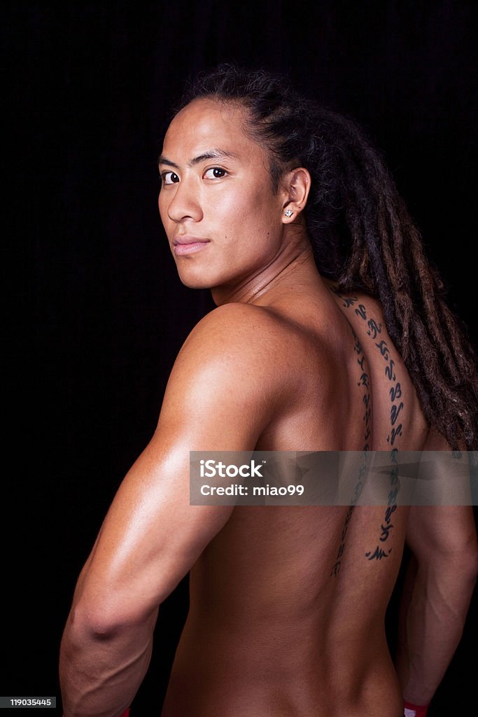 Séduisante jeune homme - Photo de Cheveux longs libre de droits