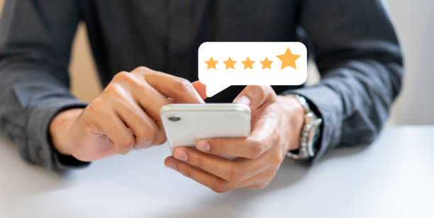 da vicino sulla mano dell'uomo d'affari premendo sullo schermo dello smartphone con l'icona gold five star rating feedback e il livello di stampa eccellente rango per dare il miglior punteggio per rivedere il servizio, tecnologia concetto di business - business form smart phone customer foto e immagini stock