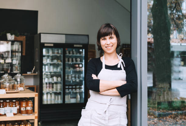 porträt des inhabers eines nachhaltigen kleinen lokalen unternehmens. ladenbesitzer von null-abfall-shop steht auf innen hintergrund des shops. - local market stock-fotos und bilder