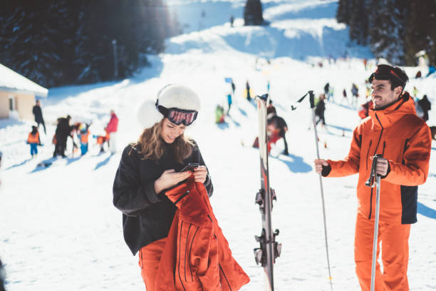 pareja en vacaciones de esquí - skiing snow couple mountain fotografías e imágenes de stock